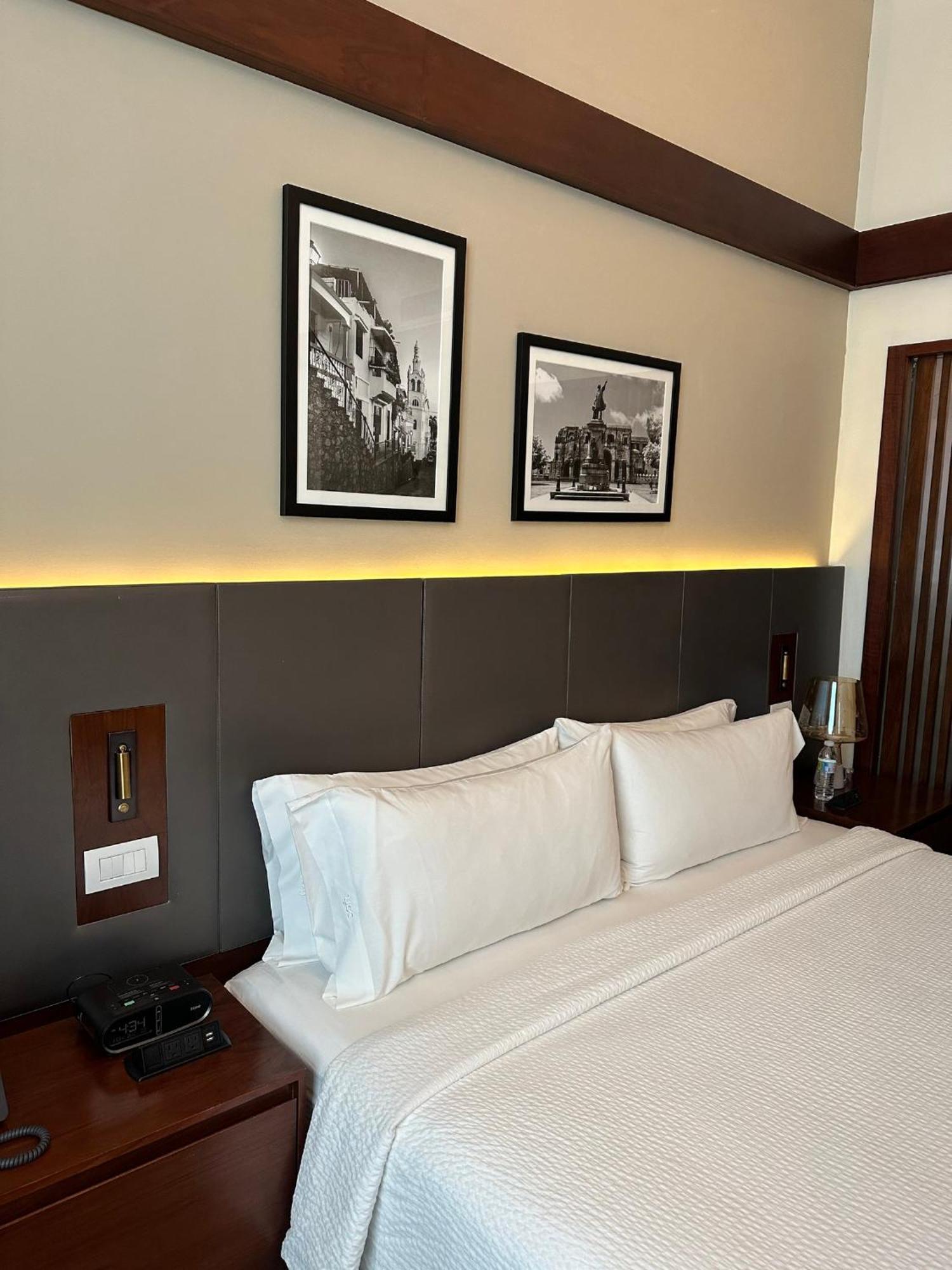 Holiday Inn Santo Domingo By Ihg Exterior foto A bed with two pillows